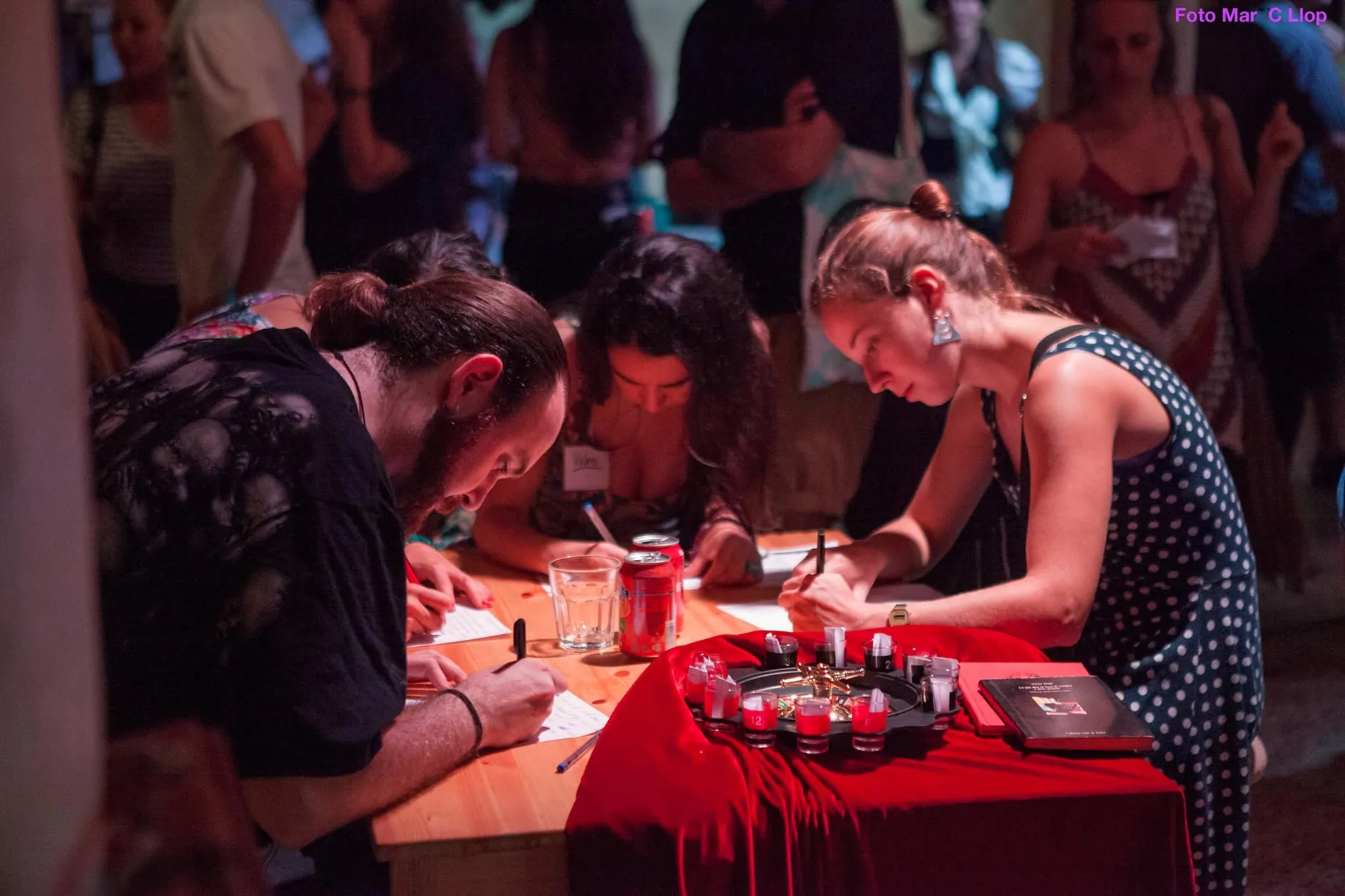 Participantes escribiendo en las mesas de juego del Casino Literario