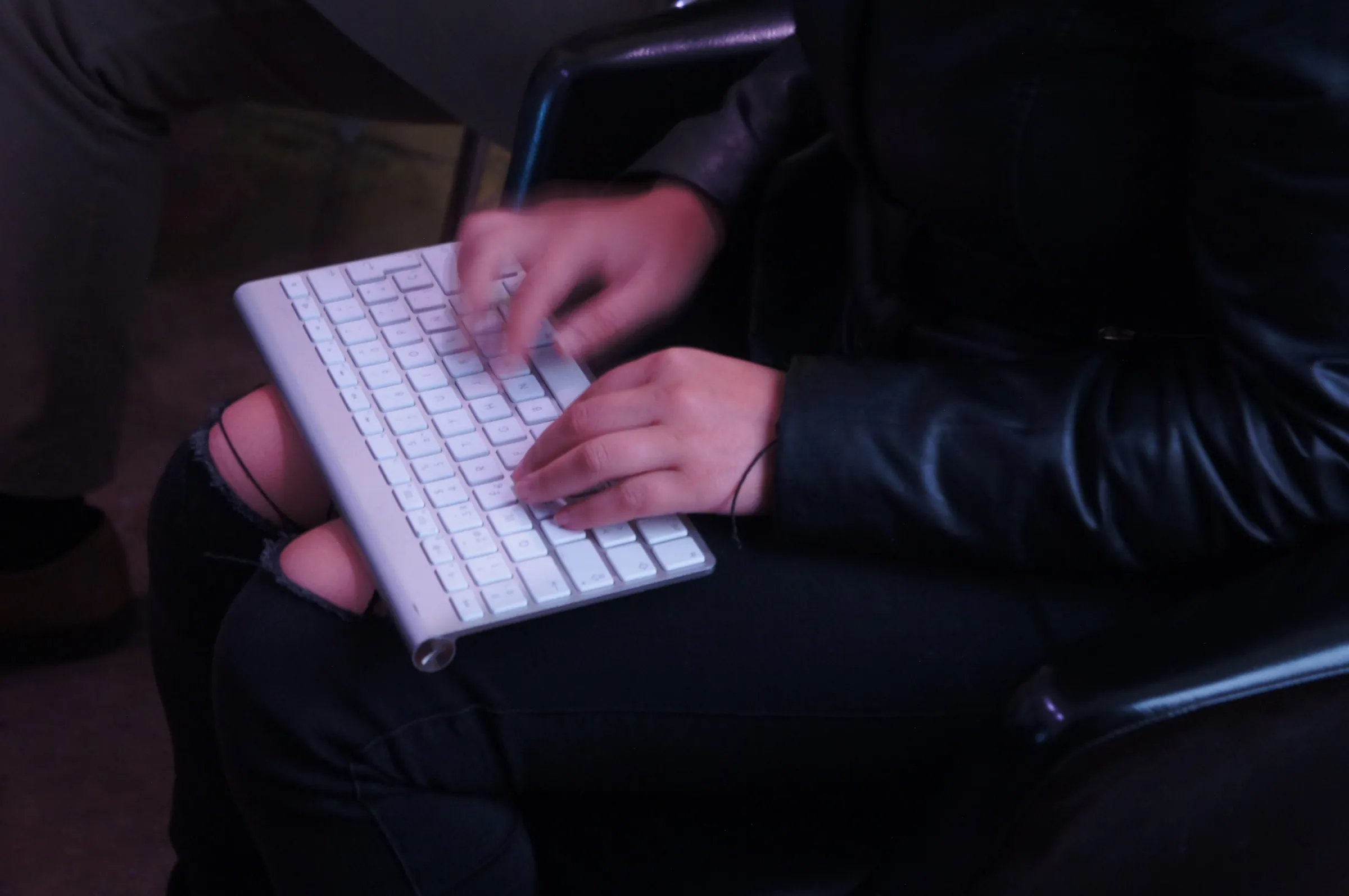 Manos sobre un teclado durante una sesi&oacute;n de escritura en vivo, Galer&iacute;a de Arte Mutuo, Barcelona