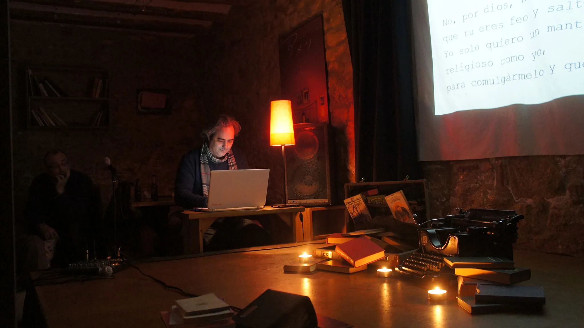 Marcos Xalabarder escribiendo en vivo con el texto proyectado, Club Cronopios, Barcelona