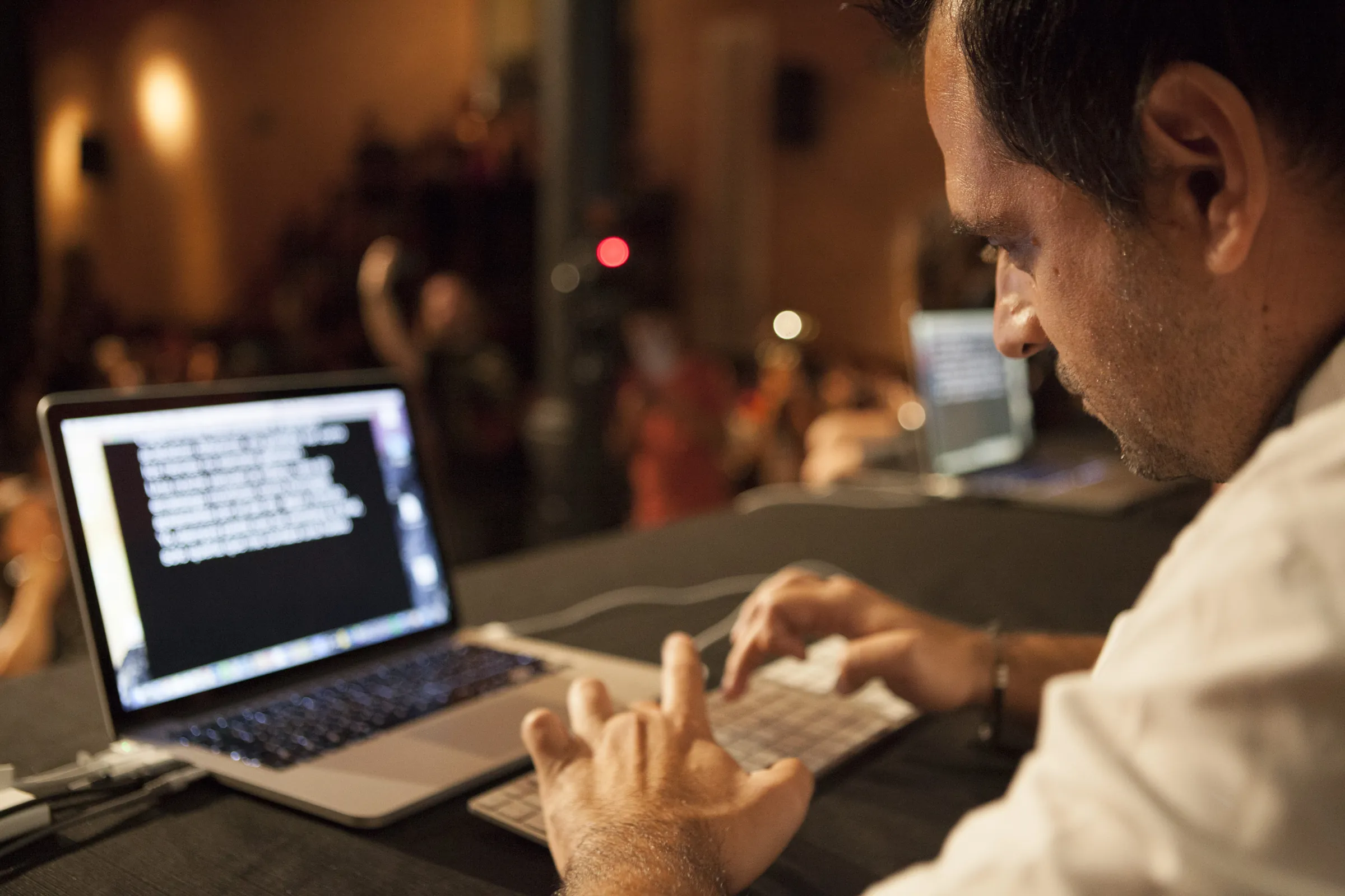 Un escritor al teclado con el público leyendo detrás, Antiga Fàbrica Estrella Damm, Barcelona, 2016